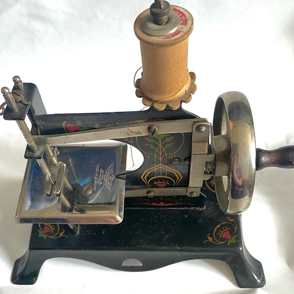 Vintage Black German made Kids Sewing Machine. 1930s. Bonus Guide to Dressmaking - Picture 4 of 14